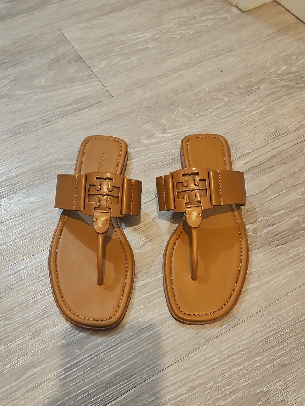 Tory Burch Tan Leather Thong Sandals with Logo Accent- Size 7.5